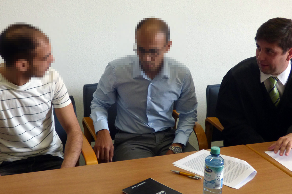Der Angeklagte (l.) beim Prozessaufkatkt am 22. August mit seinem Dolmetscher (M.) und seinem Verteidiger André Röhrich (r.) Foto: Lucas Böhme