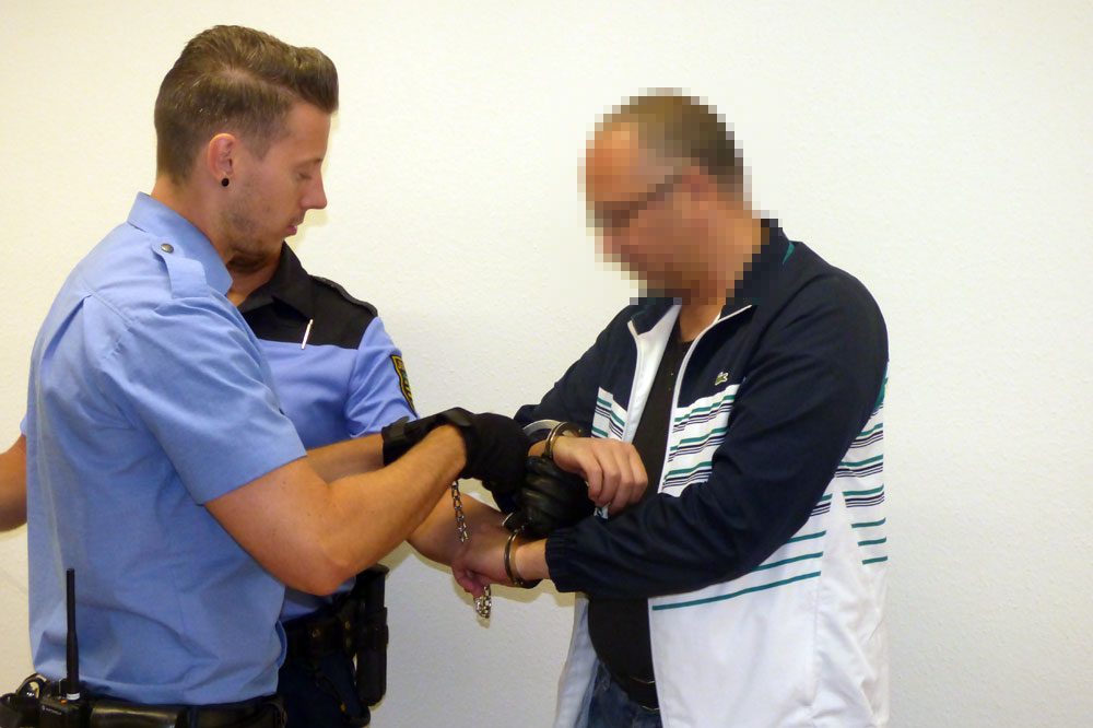 Dem Angeklagten Nikola M. werden im Gerichtssaal die Handschellen abgenommen. Foto: Lucas Böhme