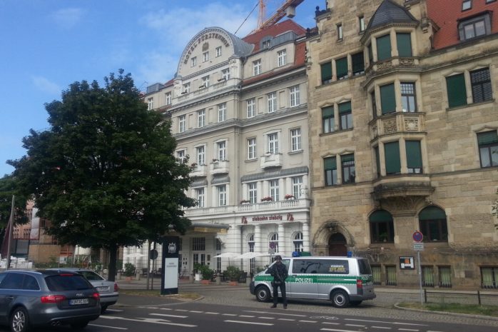 Polizeibeamter rechts vom Hotel Fürstenhof. Foto: L-IZ.de