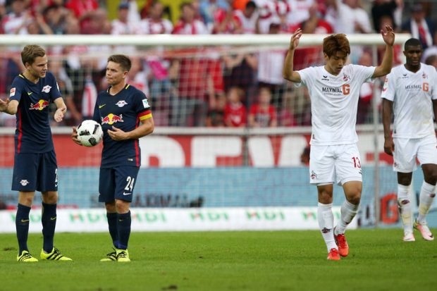 Yuya Osako (Koeln) ärgert sich über den gelben Karton. Foto: GEPA Pictures