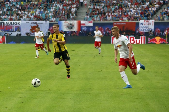Der Leipziger Timo Werner bringt die Dortmunder in Bedrängnis. Foto: Alexander Böhm