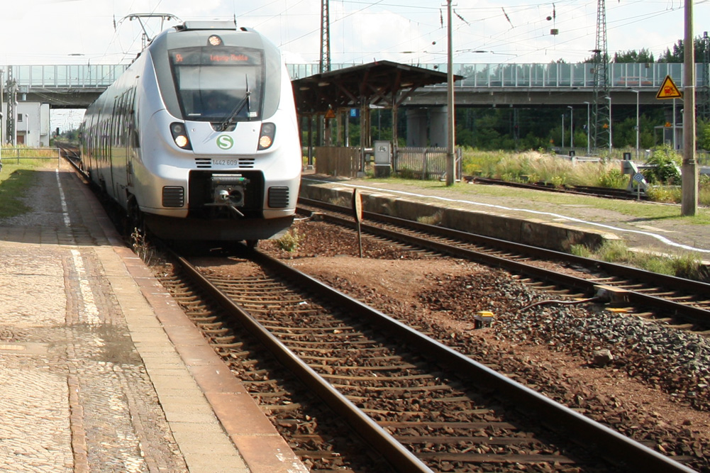 S-Bahn am alten Bahnsteig in Gaschwitz. Foto: Ralf Julke