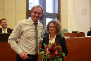 Oberbürgermeister Jung gratuliert der wiederbestellten LWB-Geschäftsführerein Ute Schäfer. Foto: Alexander Böhm