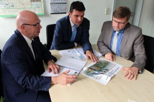 Investor Hans-Jürgen Schenk im Gespräch mit Landrat Henry Graichen (CDU) und Bürgermeister Jens Spiske (FWM) (v. l.). Foto: Stadt Markranstädt