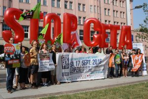 Fototermin vorm Volkshaus: Stop CETA! Foto: Ralf Julke