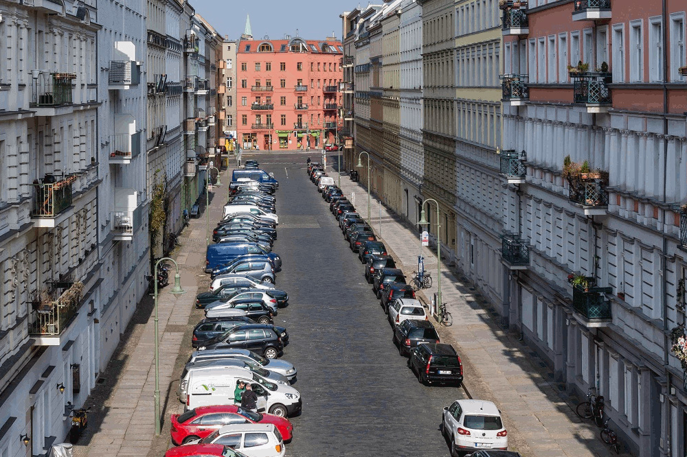 Das normale Bild: zugeparkte Straßenränder. Foto: Ökolöwe