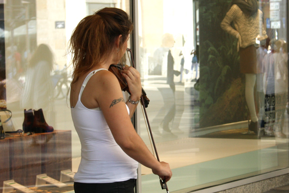 Musikerin in der Grimmaischen Straße. Foto: Ralf Julke