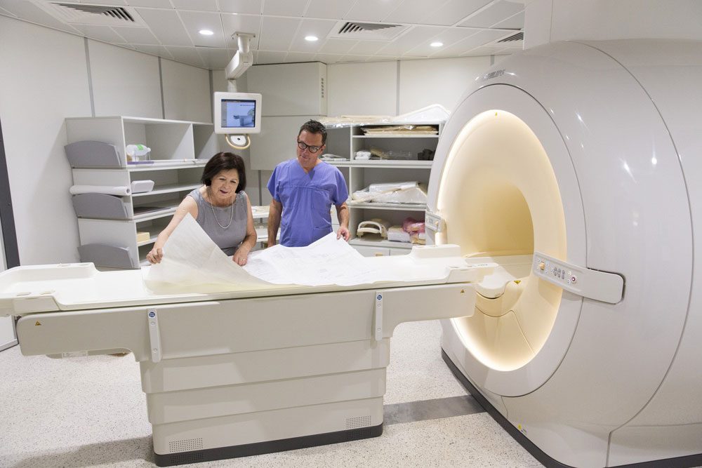 Sigrid Russ, Abteilungsleiterin im Bereich Materialwirtschaft/Dienstleistungen und Oberarzt Jan Smettan bei der Vorbereitung der Inbetriebnahme des neuen MRT-Geräts am UKL. Foto: Stefan Straube/UKL