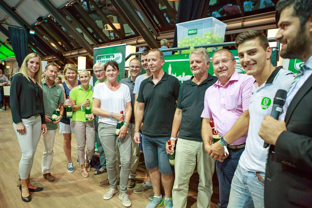 Glücksfee Cindy Roleder und die Gewinner. Foto: Karsten Mann