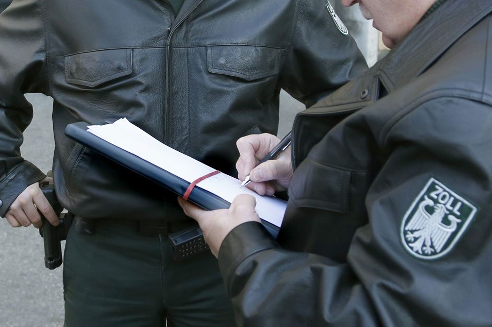 Vertrauen ist gut – Zoll-Kontrolle ist besser: „Nur, wenn die schwarzen Schafe unter den Arbeitgebern befürchten müssen, von der Finanzkontrolle Schwarzarbeit kontrolliert und entdeckt zu werden, lassen sie die Finger von miesen Tricks“, sagt die Gebäudereiniger- Gewerkschaft IG BAU. Foto: IG BAU