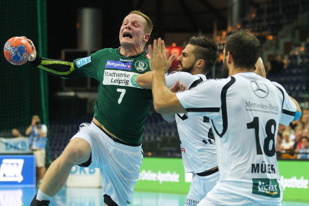 Aivis Jurdzs auf der Suche nach Lücken in der Melsunger Abwehr. Foto: Jan Kaefer (Archiv)