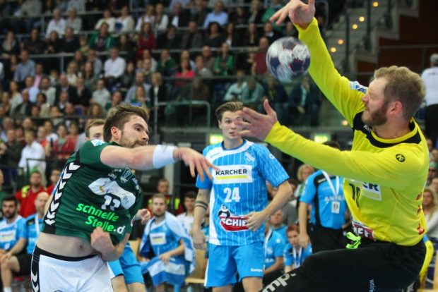 Weltmeister-Keeper Johannes Bitter hält einen freien Wurf von DHfK-Kapitän Lukas Binder. Foto: Jan Kaefer