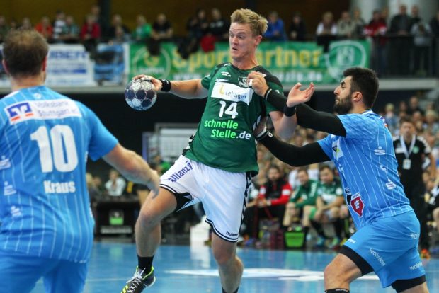 Niclas Pieczkowski (DHfK) wird von Viorel Fotache (Stuttgart) attackiert. Foto: Jan Kaefer