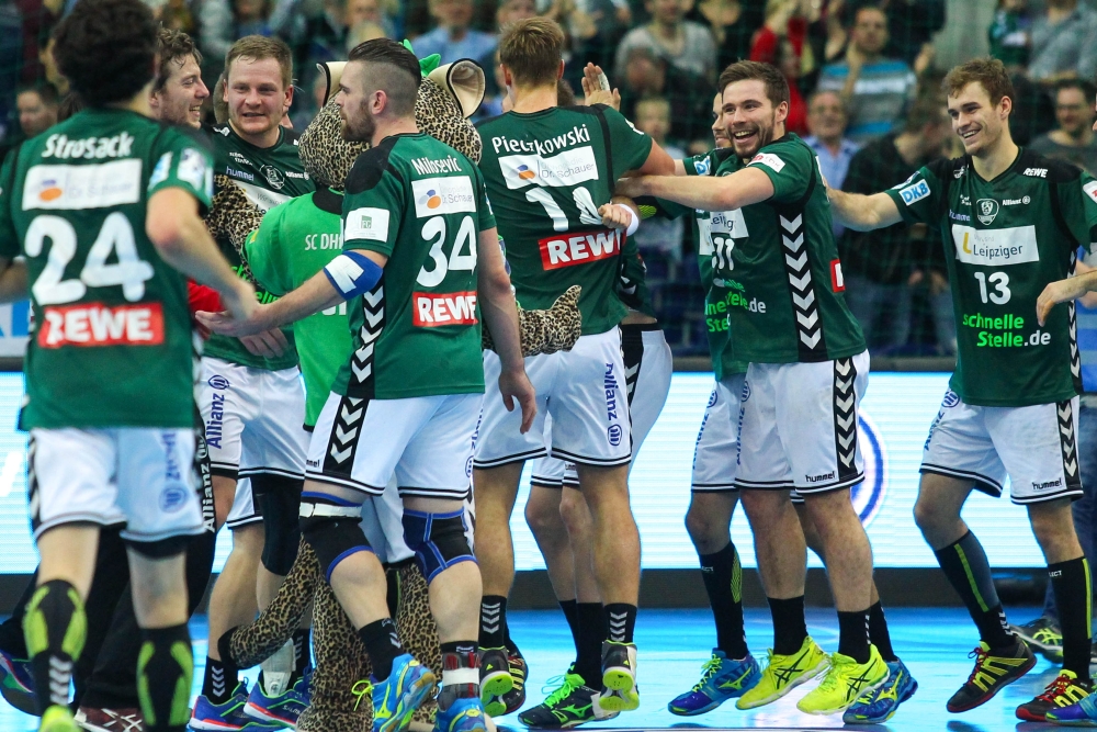 Bilder, an die man sich gern gewöhnt: Die DHfK-Handballer beim Feiern ihres Erfolges. Foto: Jan Kaefer