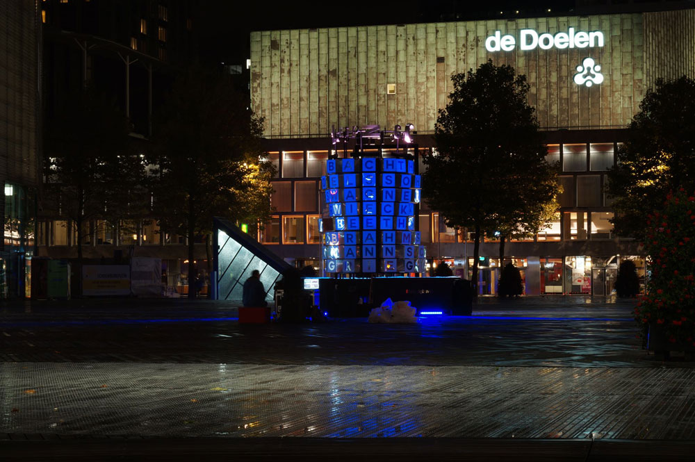 Strahlende Werbung für die Musikstadt - hier die Lichtprobe vom 19.10. auf dem Schouwbourgplein. Foto: LTM GmbH