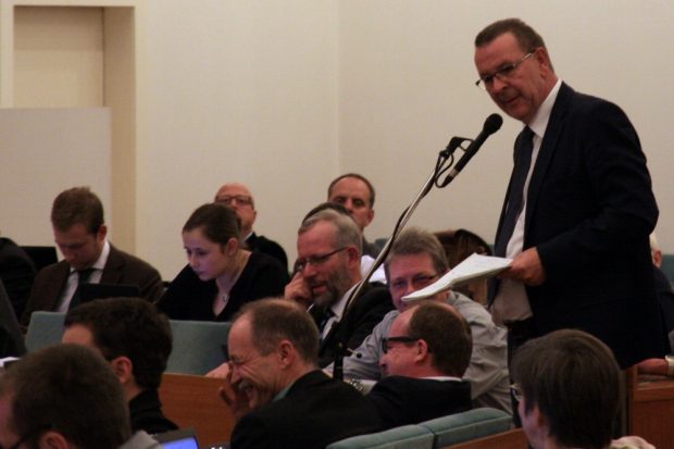 Achim Haas wollte am Ende die Schärfe aus der Debatte nehmen. Was (davor sitzend) Sven Morlok und René Hobusch (FDP) zum Lachen brachte. Foto: L-IZ.de