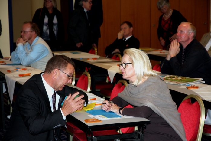 Stadtrat Achim Haas und Christine Clauß (MdL, Ex-Sozialministerin Sachsens) hatten auch noch etwas vor der Wahl zu besprechen. Foto: L-IZ.de