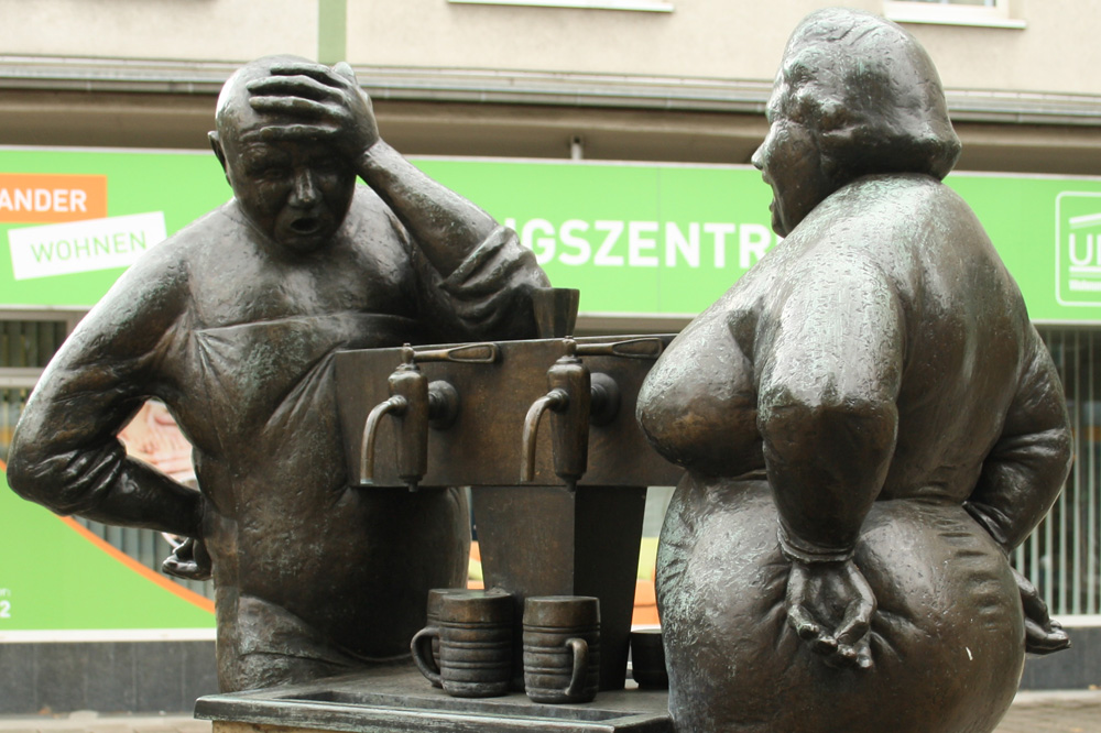 Der Brunnen in der KarLi tröpfelt auch nur sporadisch. Foto: Ralf Julke
