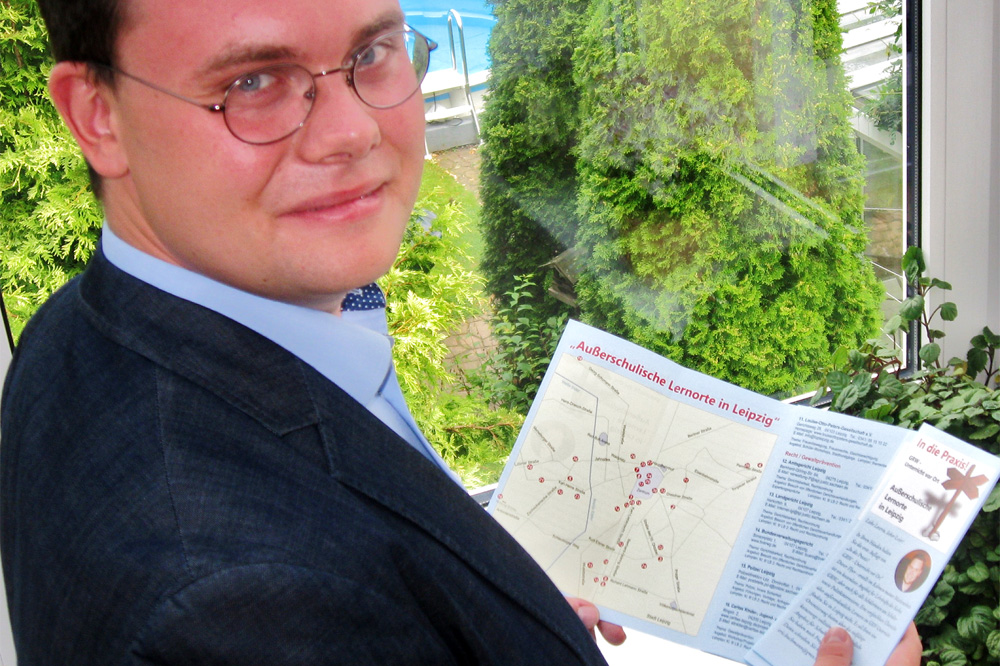 Eric Buchmann mit dem fertigen Faltblatt. Foto: privat