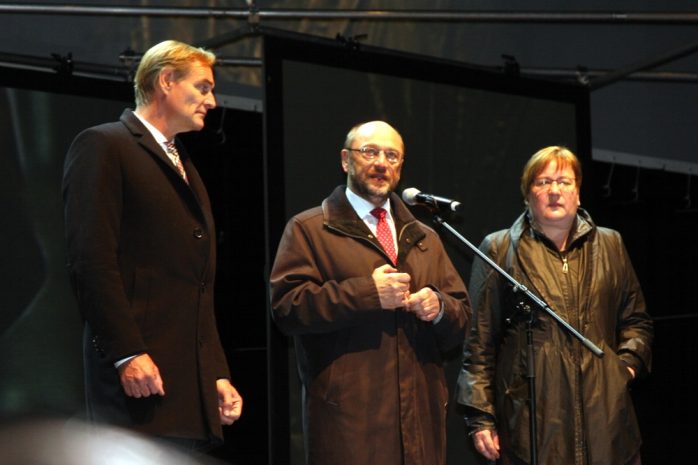 Burkhard Jung, Martin Schulz (SPD) und Iris Gleicke (Ostbeauftragte) auf der Bühne. Foto: L-IZ.de