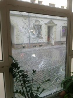 Faustgroße Pflastersteine kamen in Delitzsch zum Einsatz. Foto: Die Linke