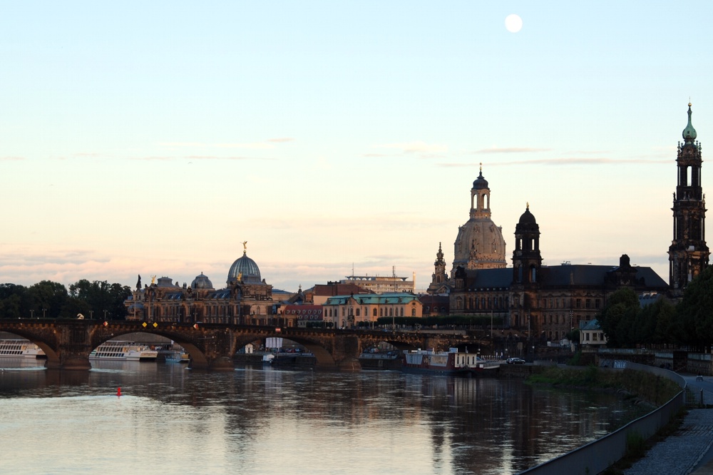Barockes Ambiente und Pegida-Heimat. Die Stadt Dresden im Abenddämmerlicht. Foto: L-IZ.de