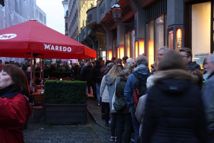 Anstehen an der Nikolaikirche und es ging nicht um Bananen. Foto: L-IZ.de