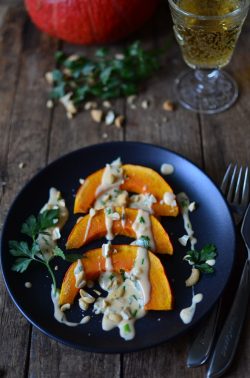 Kürbisspalten mit Kräuter-Käse-Sauce. Foto: Maike Klose