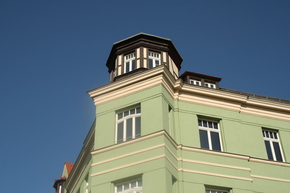 Da hat es für das Ecktürmchen nicht mehr ganz gereicht. Foto: Ralf Julke