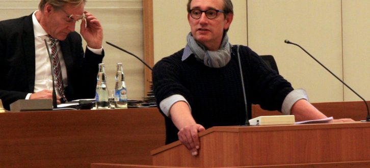 Grünen-Stadtrat Tim Elschner in der Ratsversammlung. Foto: L-IZ