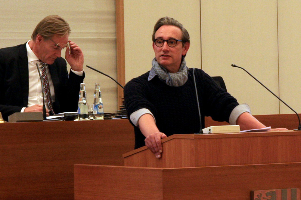 Grünen-Stadtrat Tim Elschner in der Ratsversammlung. Foto: L-IZ
