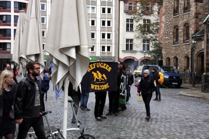 Erste Zeichen kurz nach 17 Uhr an der Nikolaikirche. Foto: L-IZde
