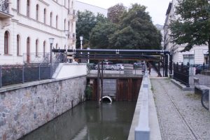 Blick auf die Funkenburgbrücke mit den umverlegten Leitungen. Foto: Ralf Julke