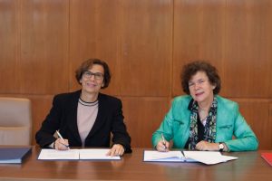 Die Rektorinnen Prof. Dr. Gesine Grande (HTWK Leipzig) und Prof. Dr. Beate Schücking (Universität Leipzig) unterzeichneten am 5. Oktober 2016 eine neue Kooperationsvereinbarung. Foto: Kristina Denhof
