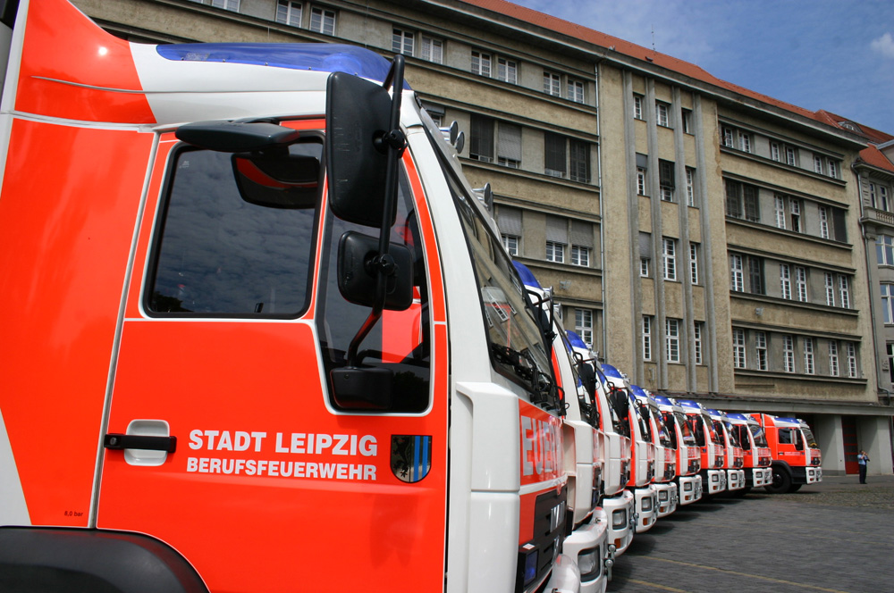 Aufgereihter Wagenpark vor der Hauptfeuerwache. Foto: Ralf Julke