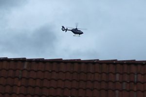 Hubschrauber der Bundespolizei über Leipzigs Dächern. Foto: Ralf Julke