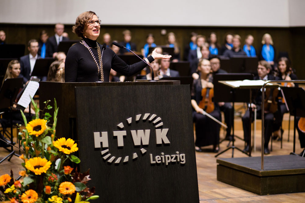 Rektorin Prof. Gesine Grande hieß die Erstsemester des akademischen Jahres 2016/17 herzlich an der HTWK Leipzig willkommen. Foto: Robert Weinhold / HTWK Leipzig