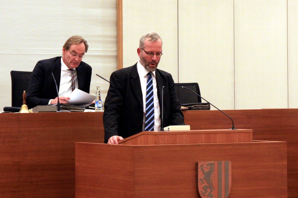 Möchte rasch Überkapazitäten bei den Asylunterbringungen abbauen und fragt nach gestiegenen Baukosten: Karsten Albrecht (CDU). Doch stimmen die Zahlen? Foto: L-IZ.de