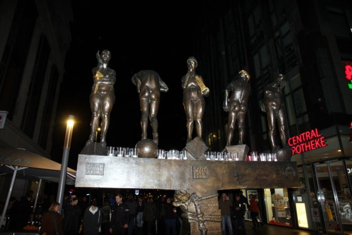 Leipziger Humor: Da landeten viele Kerzen ganz bewusst. Foto: L-IZ.de