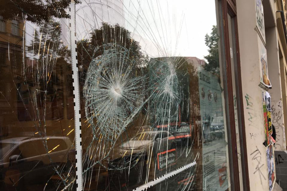 In der Nacht zum Montag attackierten Unbekannte das Leipziger linXXnet. Foto: linXXnet