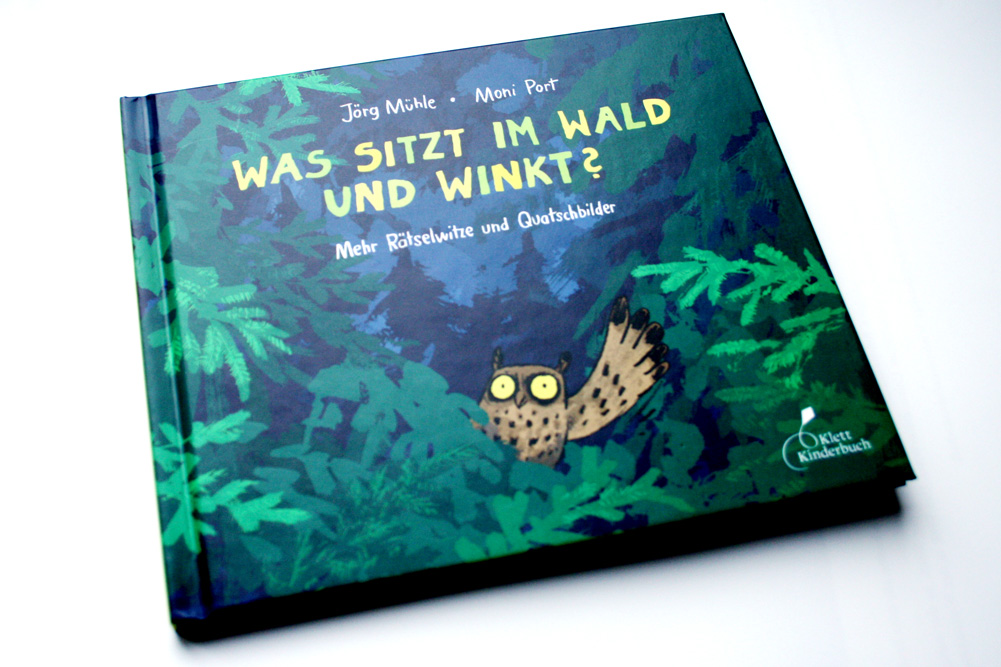 Jörg Mühle, Moni Port: Was sitzt im Wald und winkt? Foto: Ralf Julke