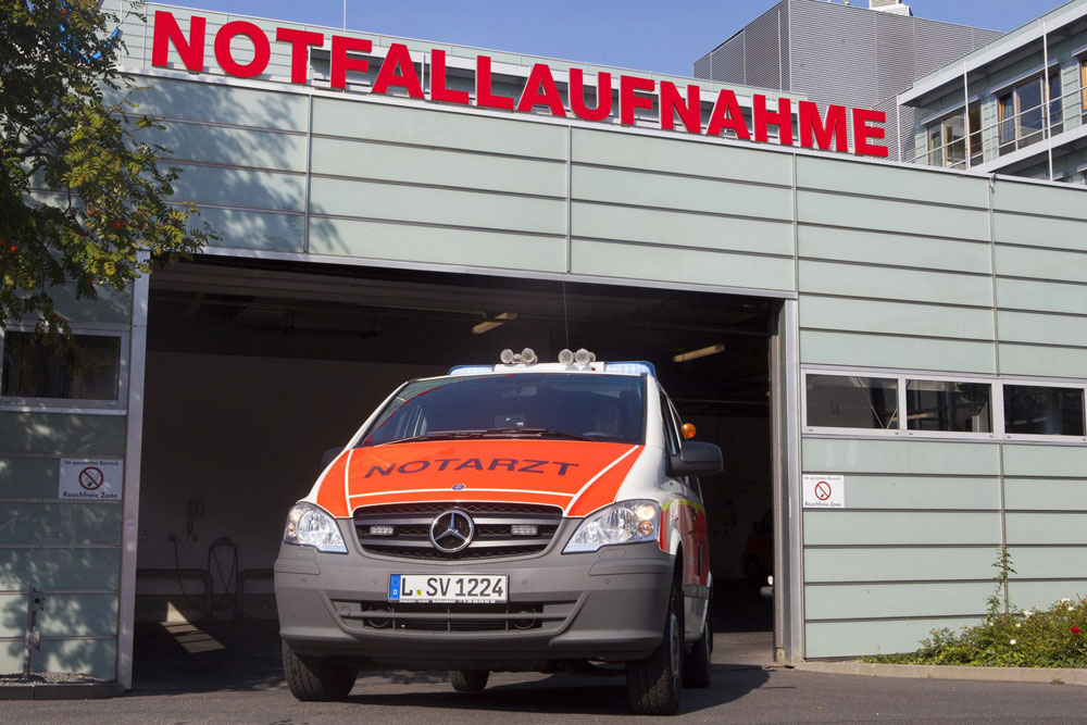 Notarztwagen vor der Zentralen Notfallaufnahme des Uniklinikums Leipzig. Foto: Stefan Straube / UKL