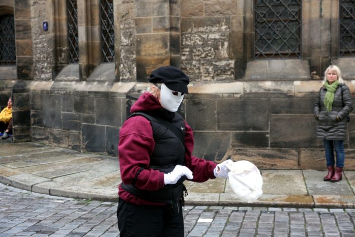 Auch stumm in der Darstellung. Ein(e) Pantomime vor der Nikolaikirche. Foto: L-IZ.de