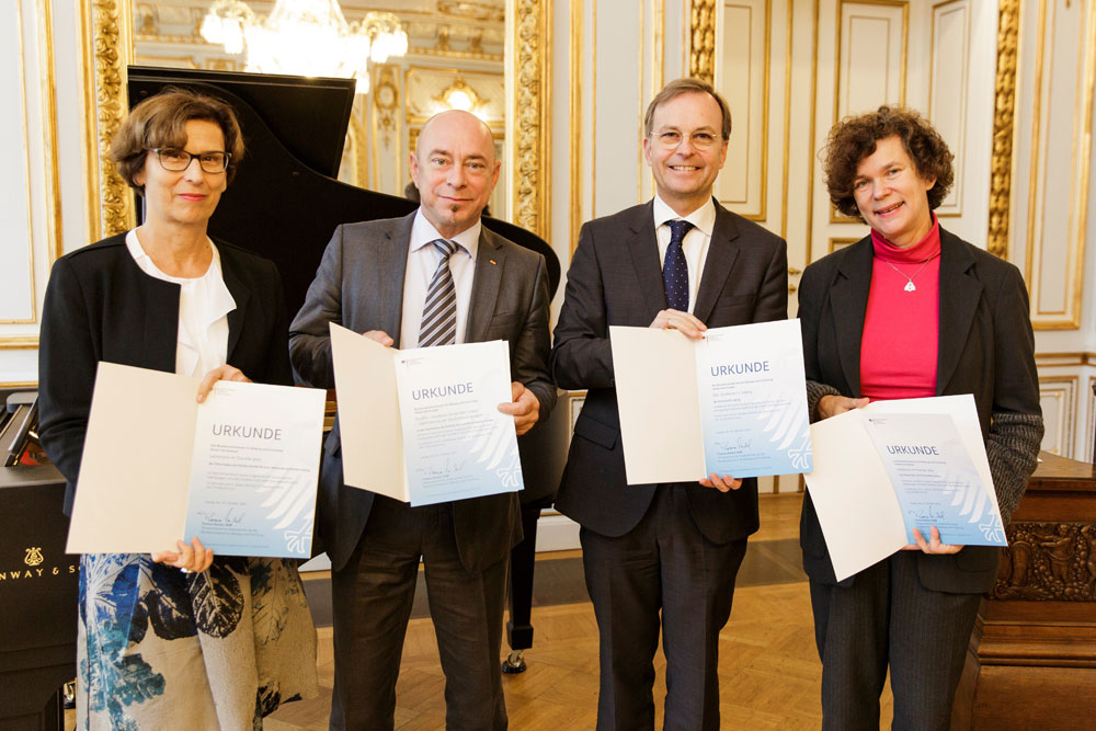 v.l.: Prof. Dr. Gesine Grande, Rektorin der HTWK Leipzig; Dr. Thomas Feist, Bundestagsabgeordneter; Thomas Rachel MdB, Parlamentarischer Staatssekretär im Bundesministerium für Bildung und Forschung; Prof. Dr. Beate Schücking, Rektorin der Universität Leipzig. Foto: Christian Hüller/Universität Leipzig