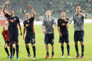 Nach dem Sieg in Wolfsburg, aber auch generell: gute Laune bei den Spielern von RB Leipzig. Foto: GEPA Pictures
