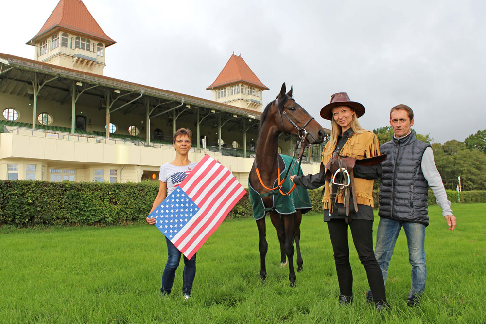 Im Fokus des ersten Internationalen Renntages im Scheibenholz steht die Städtepartnerschaft zwischen Leipzig und Houston. Von links: Babett Langer (Vorstandsmitglied des Leipzig – Houston e.V.), Wallach Fritz, Franziska Margalle (Scheibenholz GmbH & Co. KG) und Trainer Marco Angermann (Rennstall Angermann). Foto: Corinna Schulze/Scheibenholz GmbH & Co. KG