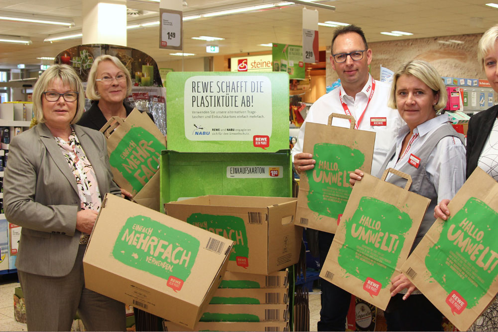 Von links: Angelika Freifrau von Fritsch, Leiterin des Amtes für Umweltschutz Stadt Leipzig Bärbel Garth, Verkaufsleiterin REWE Ost, Uwe Zschorn & Anja Zschorn, Kaufleute und Betreiber des REWE-Supermarktes in der Wittenberger Straße 83, Ines Laamari, Bezirksmanagerin REWE Ost. Foto: REWE