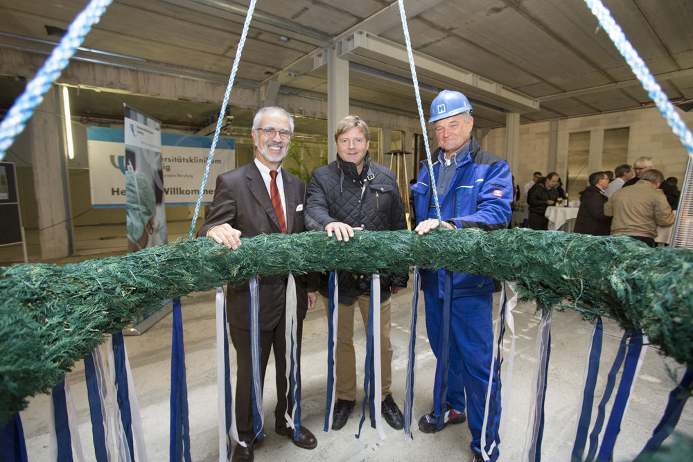 Konnten am Freitag die Richtkrone im neuen Gefäßmedizinischen Zentrum am Universitätsklinikum Leipzig (UKL) aufziehen: Prof. Wolfgang E. Fleig, Medizinischer Vorstand des UKL, Prof. Dierk Scheinert, Leiter der Interventionellen Angiologie, und Joachim Hornschuh, Stahlbauunternehmer. Foto: Stefan Straube/UKL