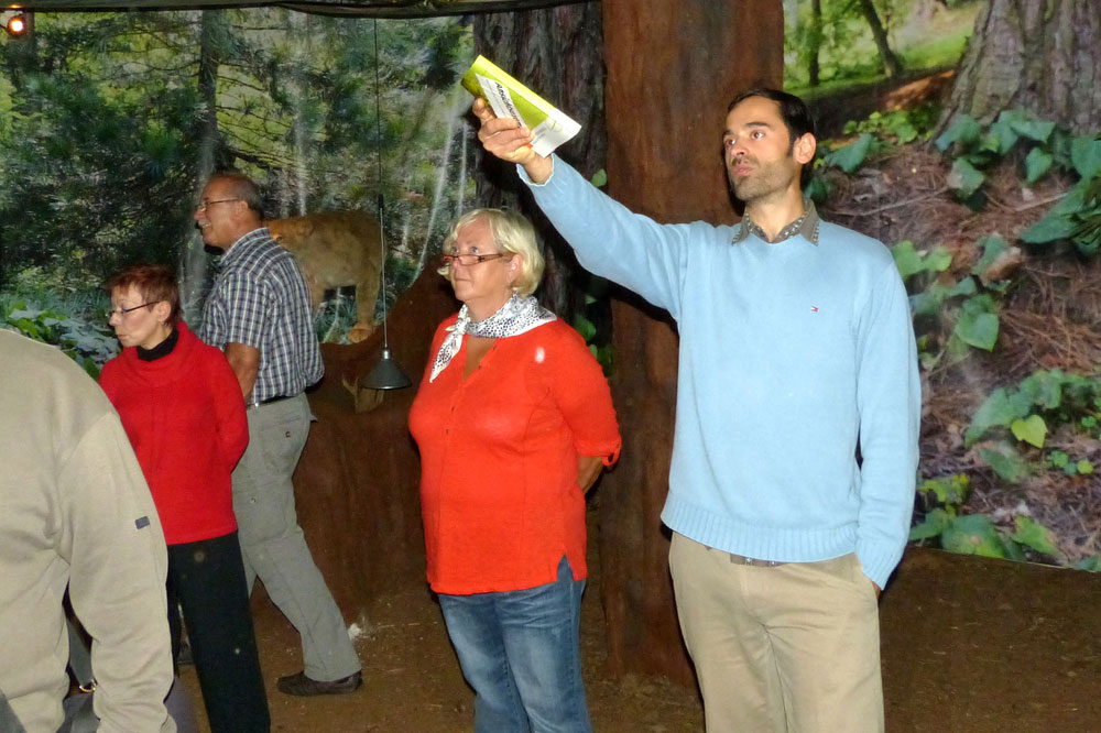 Ronny M. Leder führt durch die Sonderausstellung in Kamenz, Okt. 2012. Foto: Verein der Freunde und Förderer des Naturkundemuseums Leipzig