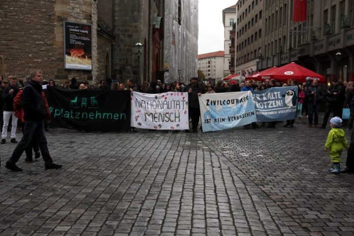 Ein "Sicherheitsbereich" ganz ohne Polizei vor der Nikolaikirche durch "Leipzig nimmt Platz" und Freunden. Foto: L-IZ.de